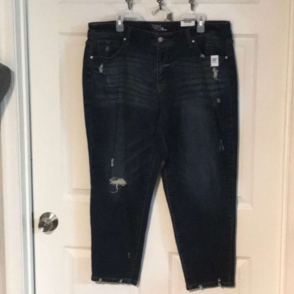 Time And Tru Slim Mid-Rise Boyfriend Cropped & Distressed. Size 18. New w/ Tags.
